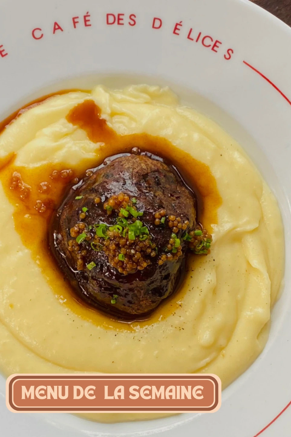 Menu de la semaine du Café des Délices : caillette bretonne, purée de pommes de terre et jus réduit