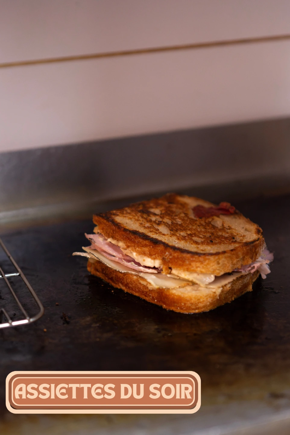 Assiettes du soir du Café des Délices : croque-monsieur doré sur la plancha