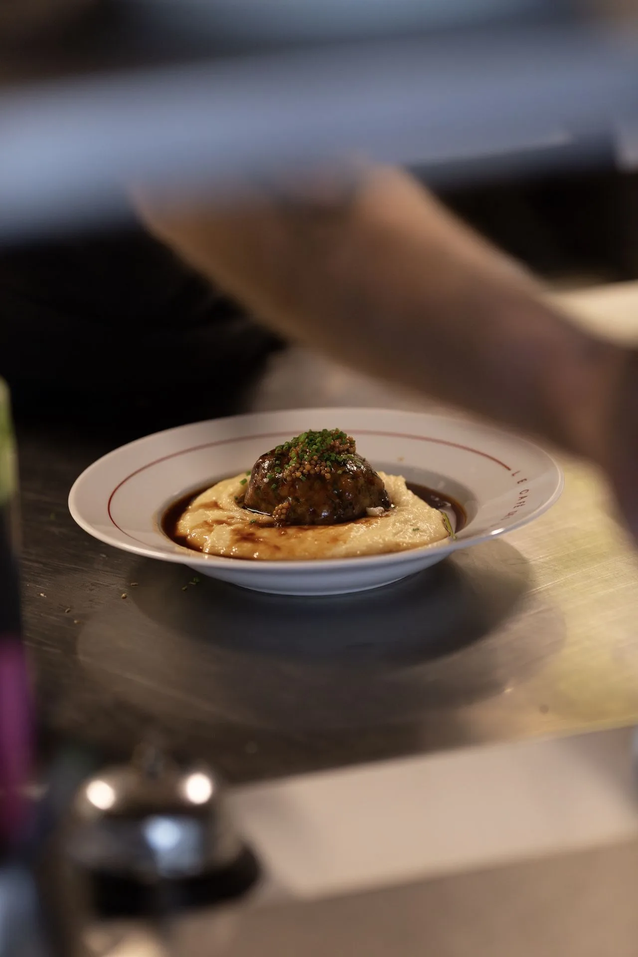 Caillette bretonne, purée de pommes de terre et jus réduit, servie au passe du Café des Délices