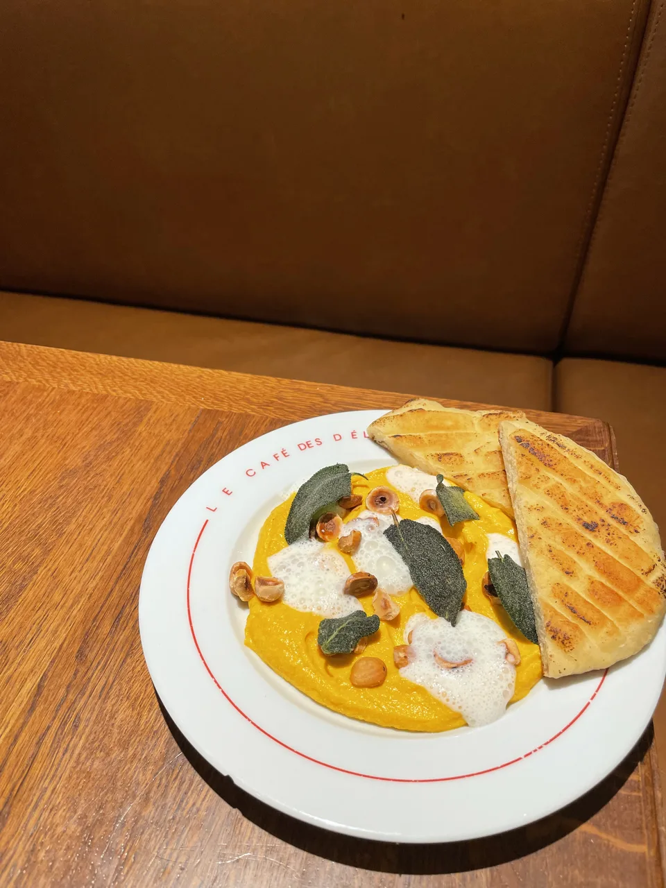 Assiette du soir au Café des Délices : crème de courge, flatbread grillé, noisettes et lait ribot