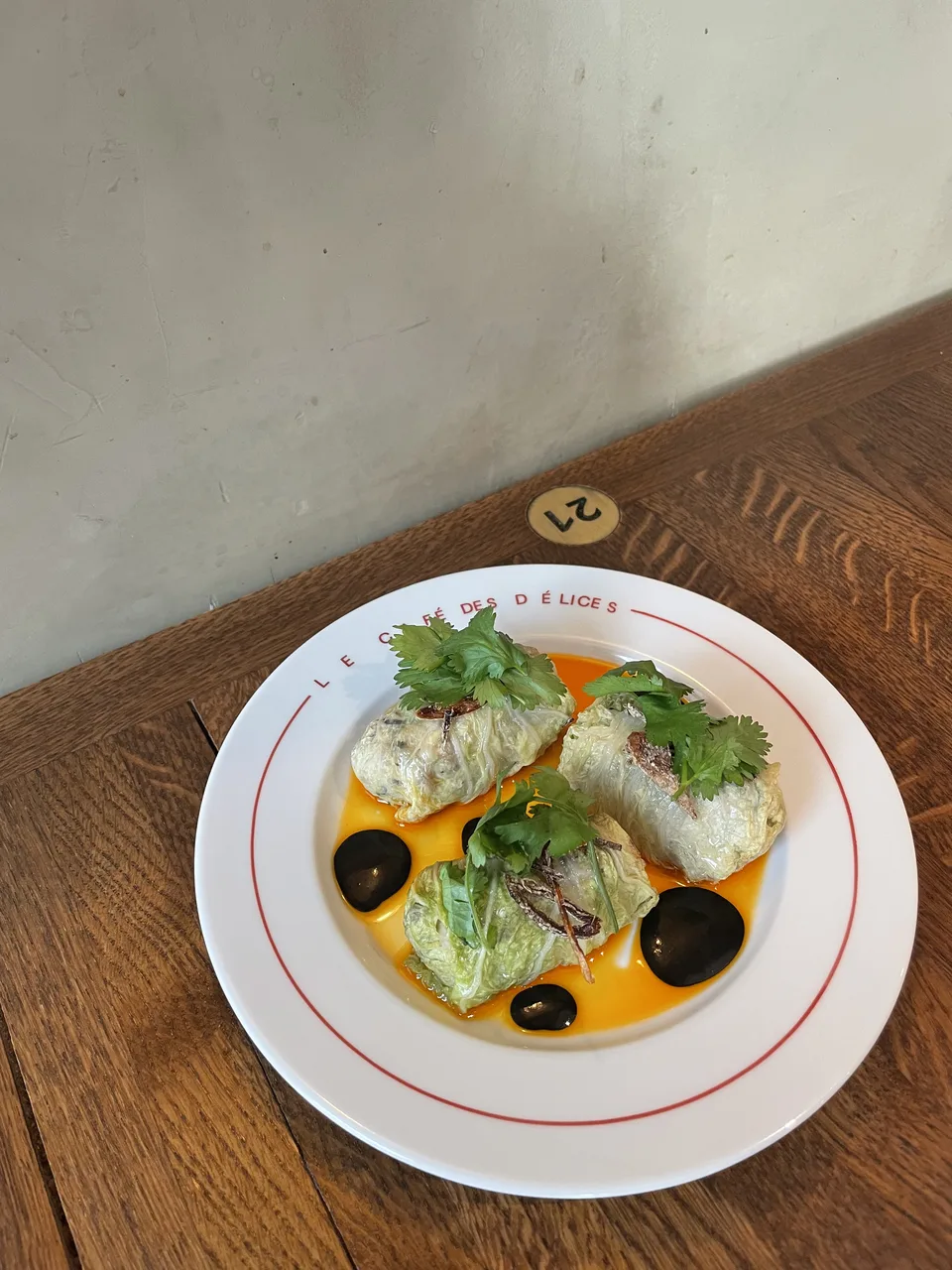 Assiette du soir au Café des Délices : rouleaux de chou chinois au porc et à la crevette, coriandre fraîche